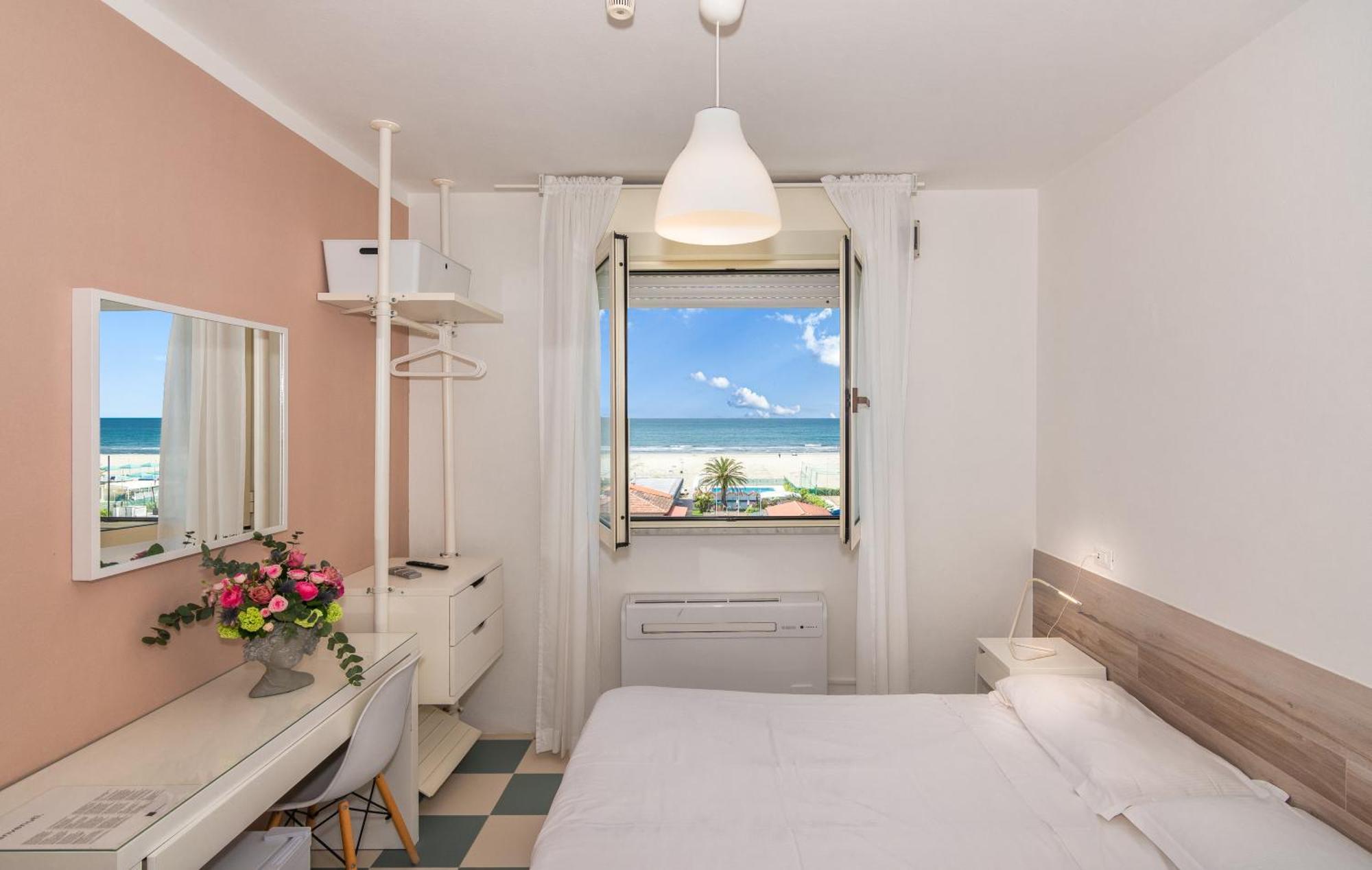 Hotel Happy Marina di Pietrasanta Dış mekan fotoğraf